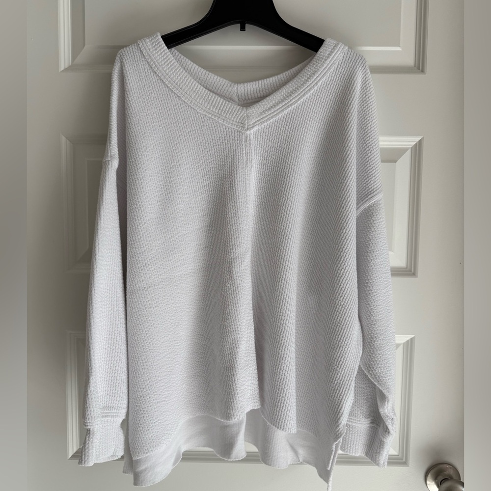 Aerie White V-Neck women’s long sleeve knit top. XL.